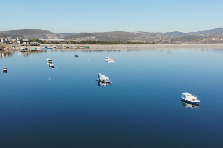 Vožnja čamcima na Zlatarskom i Uvačkom jezeru bi mogla postati prošlost: Da li će elektromotori uništiti turističku ponudu (FOTO)