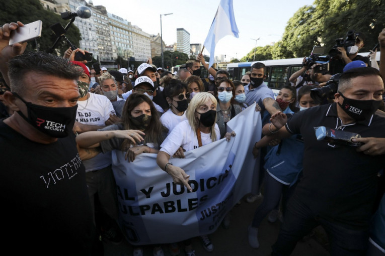 Nema oprosta za Maradoninu smrt: Klaudija, Dalma i Đanina u majicama "Pravda za Boga" predvodile marš ulicama Buenos Ajresa (FOTO, VIDEO)