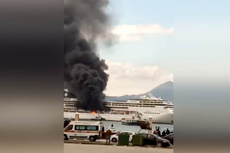 Veliki požar u luci na Krfu: Gori kruzer, vatrogasci pokušavaju da ugase vatru (VIDEO)
