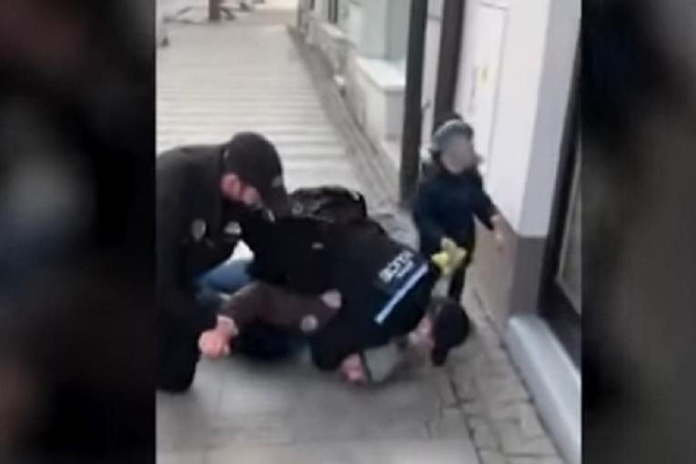 Potresan snimak: Policija obara čoveka zbog nenošenja maske, dete plače  (VIDEO)