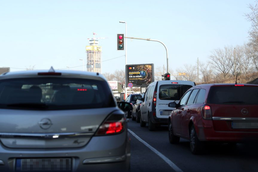 Saobraćajni kolaps obeležio današnji dan u Beogradu: Pogledajte kako se bahata Beograđanka "snašla" i zaobišla gužvu (VIDEO)