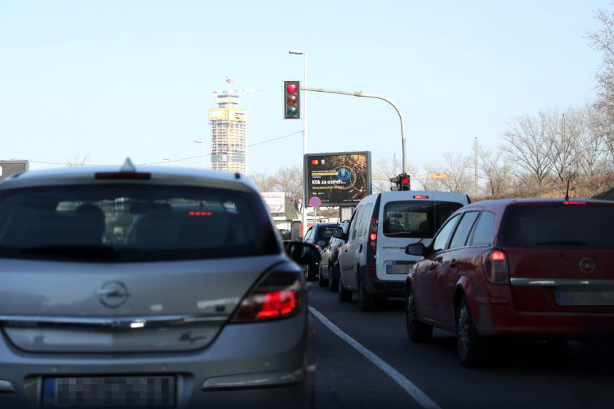 Udes kod Ušća! Sudar automobila i motora - saobraćaj u zastoju!