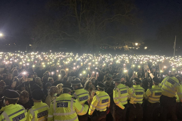 Teška noć u Londonu: Sukob demonstranata sa organima reda nakon što je policajac optužen za brutalno ubistvo mlade Sare (VIDEO)