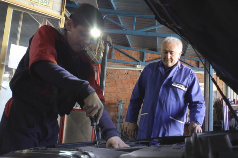 On je najmlađi automehaničar u Srbiji: Nikola ima 13 godina i već zavidan staž, popravlja kvarove i barata znanjem o automobilima kao veliki (FOTO)