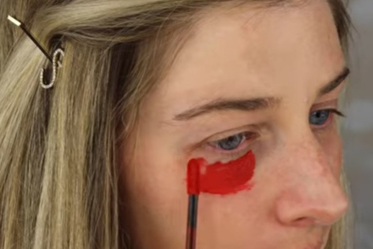 Savet šminkera: Zamaskirajte podočnjake uz pomoć crvenog karmina (VIDEO)