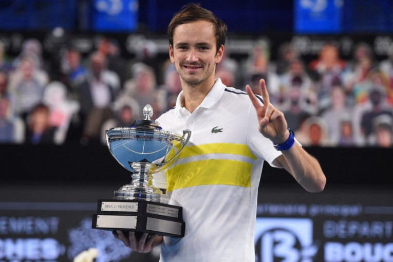 Medvedev se svađao sa sudijama, pa osvojio 10. trofej i smirio savest pred istorijski dan