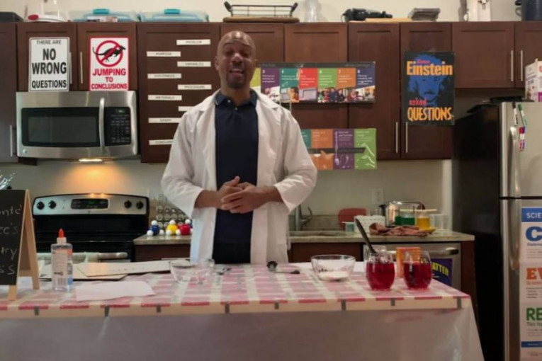 Onlajn nastava iz kuhinje: Nastavnik hemije uživo izvodi eksperimente u svojoj „laboratoriji“