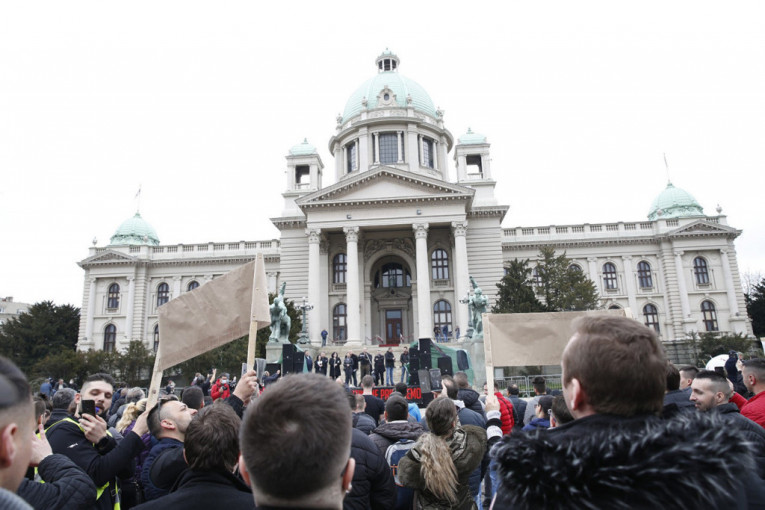 Protest muzičara ispred Skupštine Srbije: Na život bez muzike ne pristajemo
