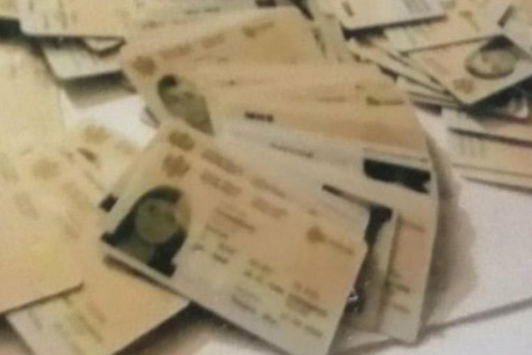 Haos u Nikšiću: U štabu DPS pronađene lične karte i novac! (FOTO)