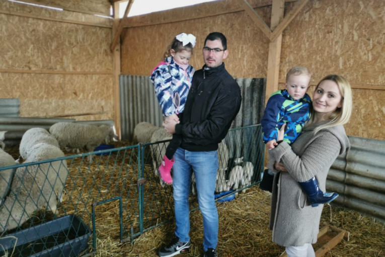 Marijana (29) i Nemanja (32) sakupili pare da se odsele u inostranstvo: Umesto toga vratili se u selo i napravili farmu ovaca (FOTO)