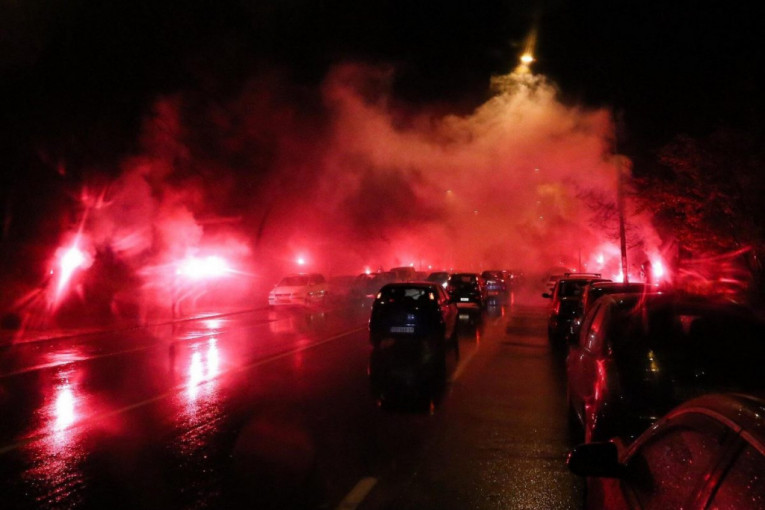 Zvezdin "vatromet" golova na "krovu", proslavljen bakljadom i vatrometom na ulicama Beograda (FOTO, VIDEO)