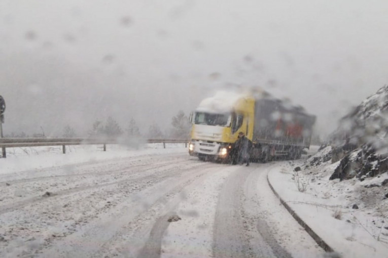 Sneg napravio kolaps kod Nove Varoši: Zastoj u saobraćaju, u koloni nekoliko šlepera