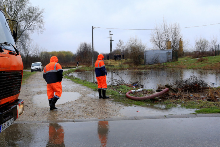 Izlivanje fekalija napravilo haos u Krnjači: Počinje ispumpavanje, izgradnja kanalizacione mreže jedino trajno rešenje (FOTO)