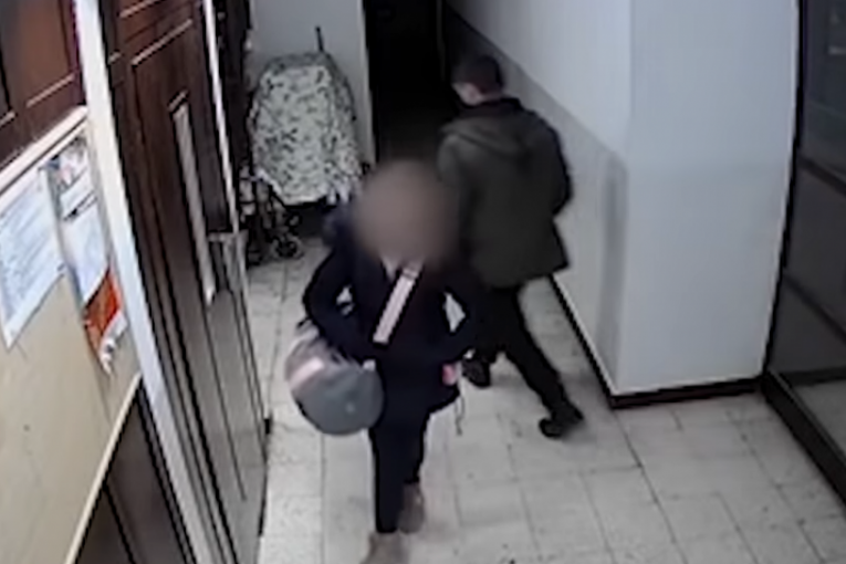 Stravičan prizor na Ceraku: Manijak saterao devojčicu u lift, pa se skinuo! (VIDEO)