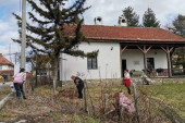 Složni meštani jači od vandala: Sredili oskrnavljenu rodnu kuću Radoja Domanovića kod Topole