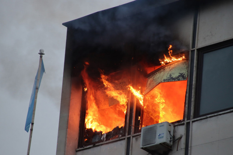 Novi detalji požara u Zemunu: Žena prebačena u bolnicu, vatrogasca udario automobil