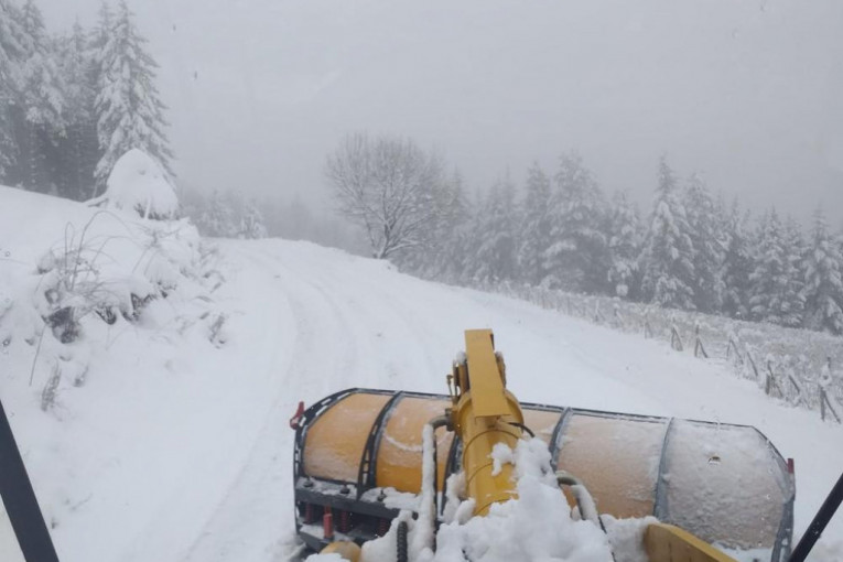 Baba Marta se ne da: Blokirani putevi na Goliji, na Vlasini sneg pada već treći dan (FOTO+VIDEO)