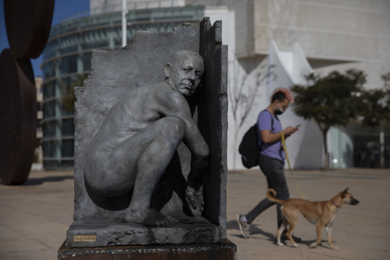 Poniženje u centru grada: U Tel Avivu pred izbore osvanula skulptura golog Netanjahua