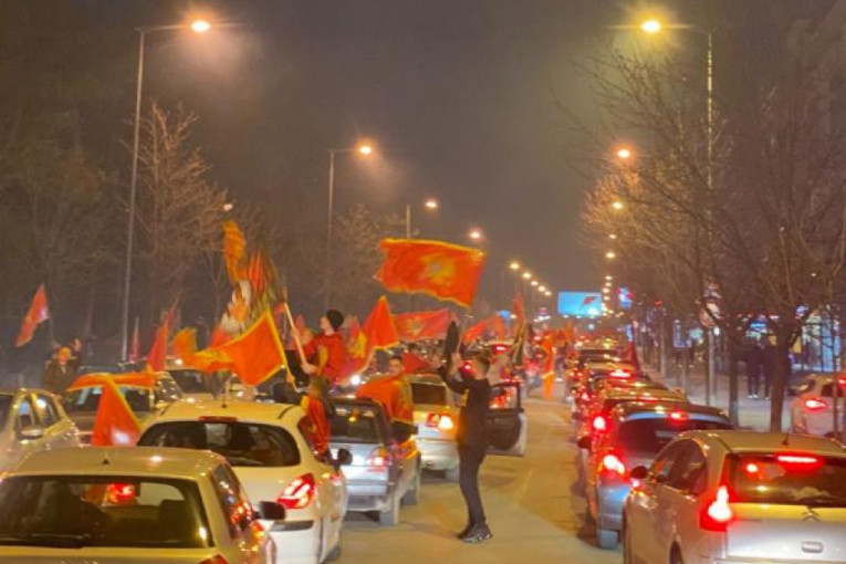 Pristalice DPS-a na ulicama Nikšića: "Izuzetan rezultat na izborima daje nam razlog za slavlje" (VIDEO)
