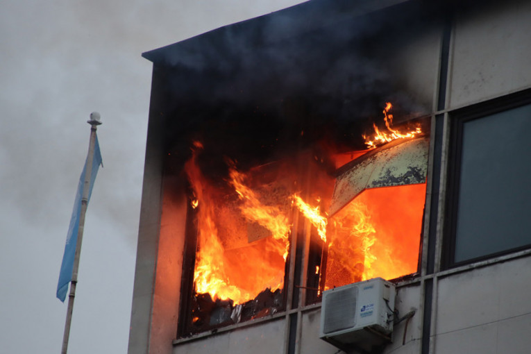 Požar u kancelariji na poslednjem spratu zgrade pored Skupštine grada (VIDEO)