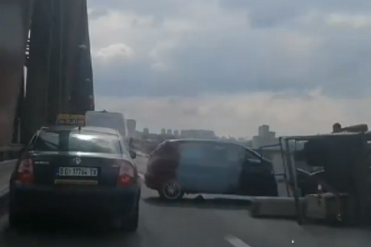 Sudar dva vozila na Pančevačkom mostu: Četiri osobe povređene