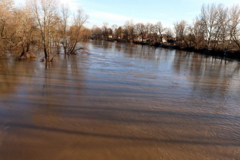 Raste vodostaj reka u Pomoravlju: I Velika Morava počela da buja