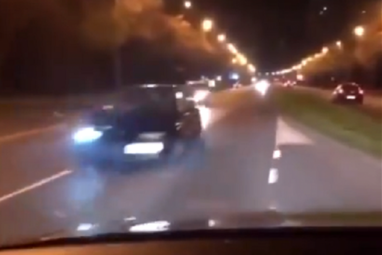Još jedno bahaćenje na beogradskim ulicama: Snimao se dok vozi u suprotnom smeru, vozači mu trube, on ne mari (VIDEO)