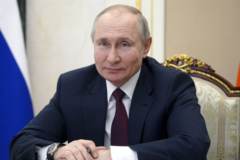 Ne oseća neželjene efekte: Putin pre dva dana primio vakcinu i oseća se dobro!