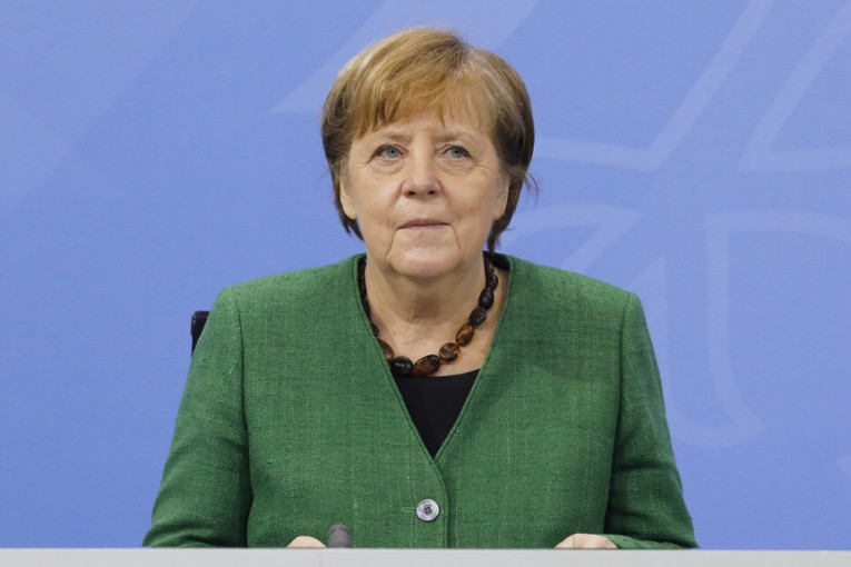 Merkelova lupila šakom o sto: "Ako EU ne kupi „Sputnjik Ve“, Nemačka će to uraditi samostalno"