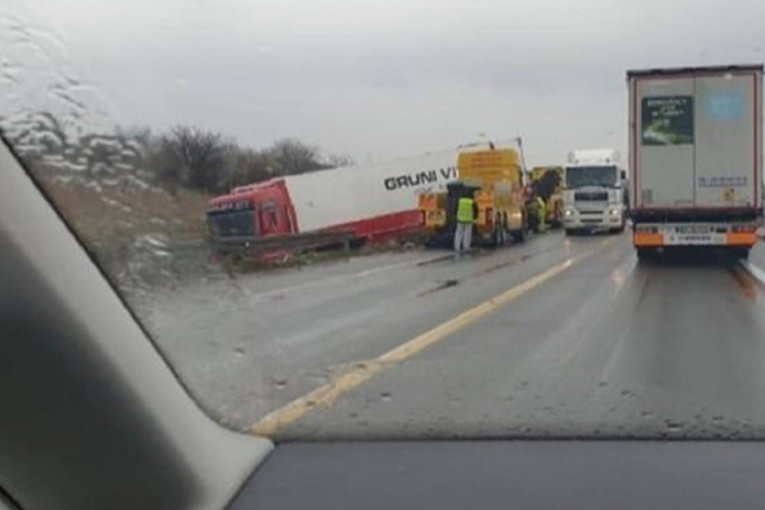 Stravičan kolaps kod Orlovače: Kamion upao u kanal, u toku je izvlačenje