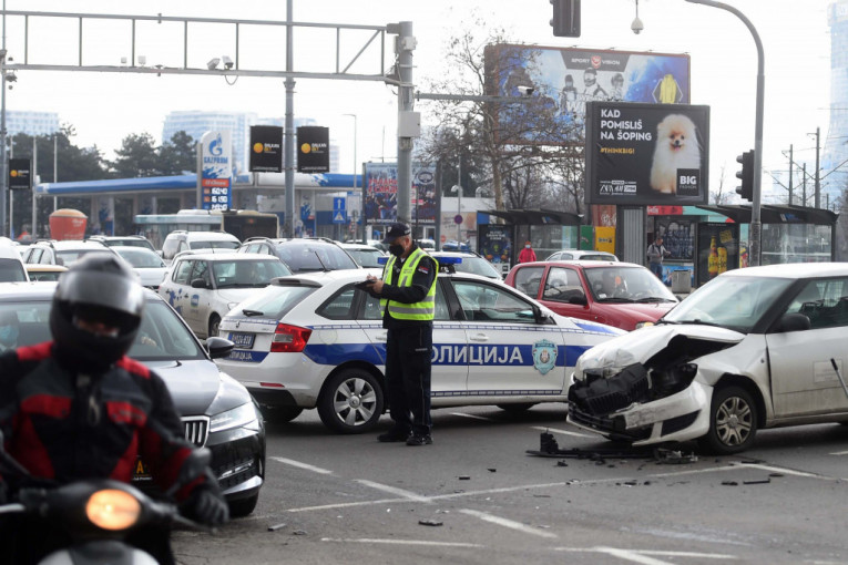 Kolaps na Novom Beogradu: Dva automobila se sudarila, povređeni muškarci prevezeni na Banjicu