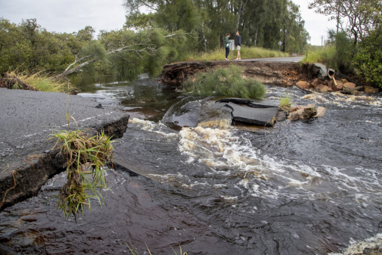 Stravične poplave u Australiji: Izlila se brana, bujica nosi kuće, tornado ruši sve pred sobom (VIDEO)