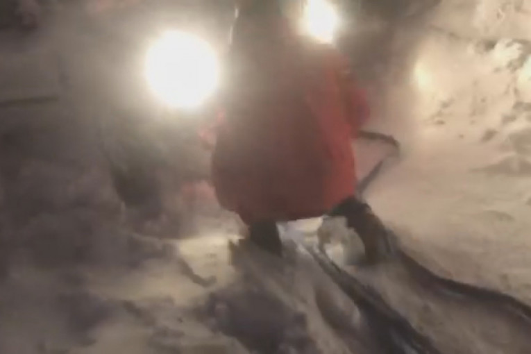 Drama na Goliji: Satima izvlačili troje ljudi iz snežnih nanosa (FOTO, VIDEO)