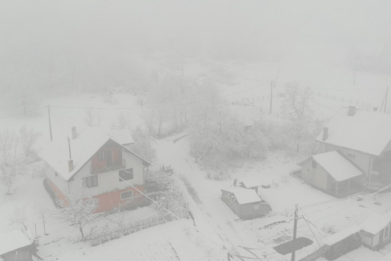 Sneg paralisao deo Srbije: Putevi ka selima neprohodni, u zavejanim mestima ima obolelih od korone, drama i u Vranju