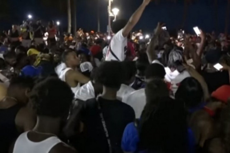 Korona žurka u Majami Buču: Mladi okupirali grad, vlasti uvele policijski čas (VIDEO)