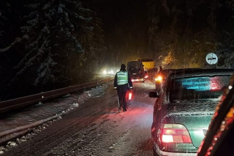 Kolaps preko Zlatibora: Padavine izazvale zastoj u saobraćaju, policija vraća sve vozače koji nemaju zimsku opremu