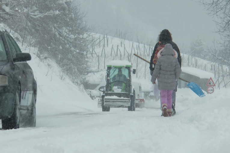 Vanredna situacija proglašena u pet ivanjičkih sela: Sneg zavejao meštane, padavine ne prestaju duže od tri dana