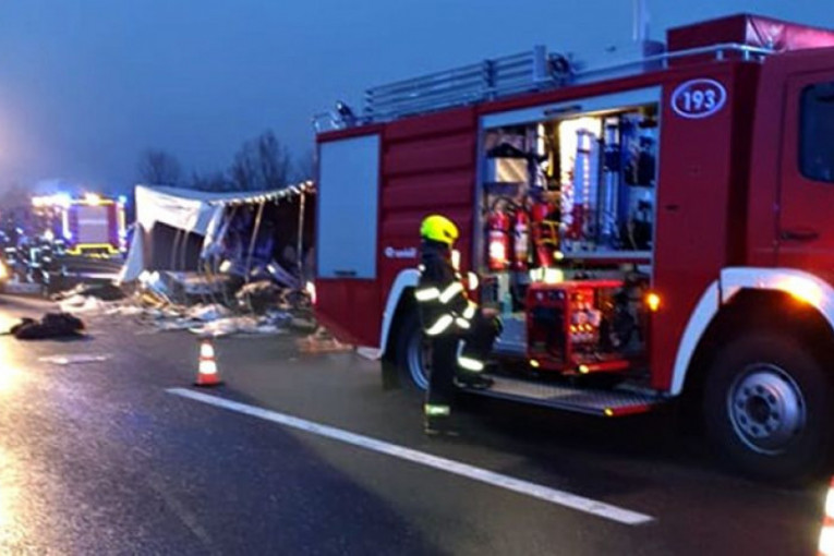 Detalji nesreće u Hrvatskoj: Ljudi izletali iz prikolice srpskog kamiona, prikleštile ih bale papira  (FOTO)