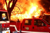Gori jelka u centru grada: Beskućnik podmetnuo požar u Njujorku, pa pokušao da pobegne (VIDEO)