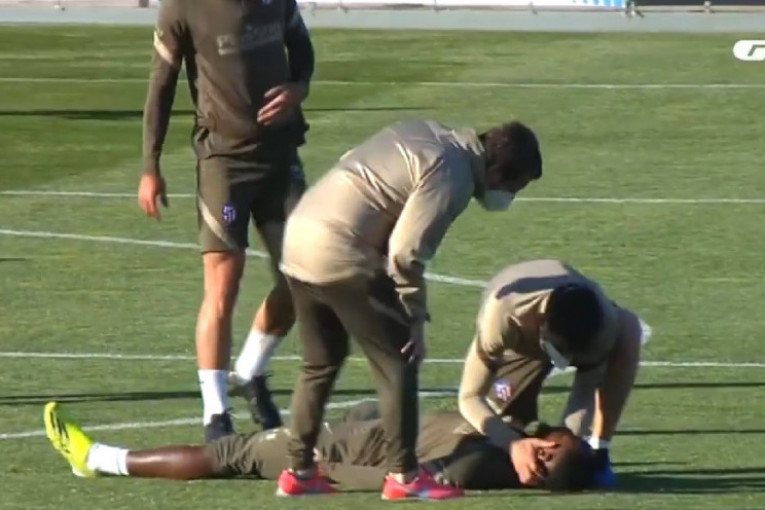 Dramatične scene na treningu Atletika: Fudbaleri su se istezali, a Dembele se samo srušio i ostao nepomično da leži (VIDEO)