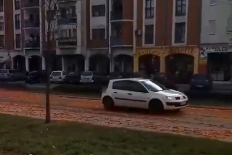 Novosađane iznenadio prizor: Deo Bulevara potpuno narandžast, evo šta se dešava (VIDEO)