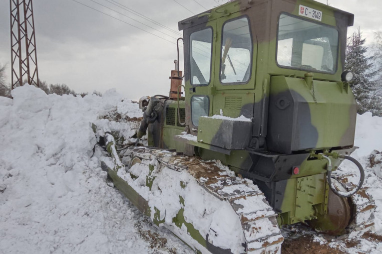 Vojska stigla do zavejanih mesta kod Crne Trave: Probijeni snežni nanosi, meštanima laknulo