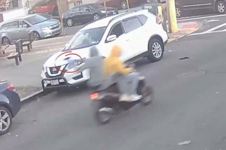 Dva muškarca sa kapuljačama izvela napad na dečijem igralištu u Bronksu (VIDEO)