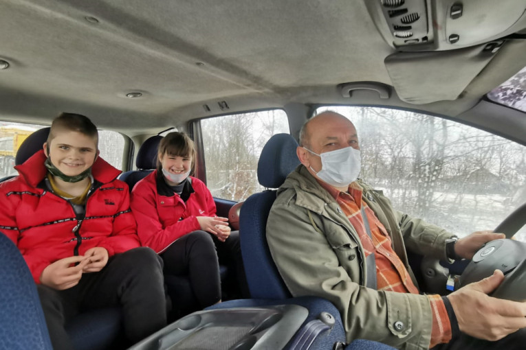 Dejan je omiljeni taksista u selima podno Jelice: Svakodnevno prevozi decu sa invaliditetom do obrazovnih ustanova (FOTO)