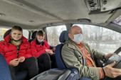 Dejan je omiljeni taksista u selima podno Jelice: Svakodnevno prevozi decu sa invaliditetom do obrazovnih ustanova (FOTO)