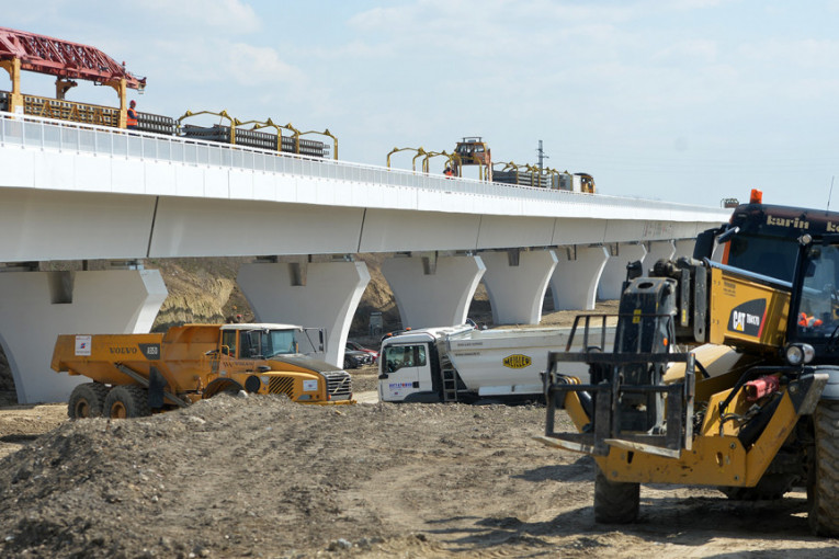 Završeni građevinski radovi na izgradnji najdužeg železničkog vijadukta u Srbiji