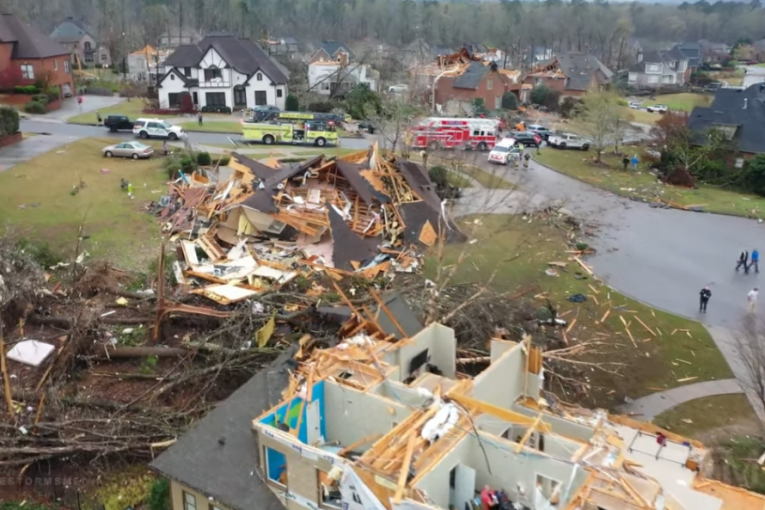 Neverovatni snimci tornada: Čupa drveće iz korena, podiže krovove, haos u Alabami (VIDEO)