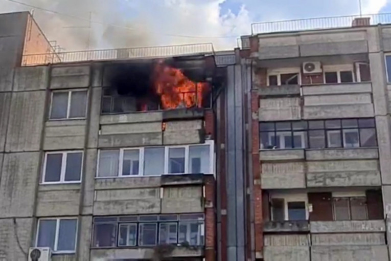Tinejdžeri-heroji spasili komšiju iz stana u plamenu u Kragujevcu: Goreo prostor na četvrtom spratu! Ipak, oni su utrčali u zgradu (VIDEO)