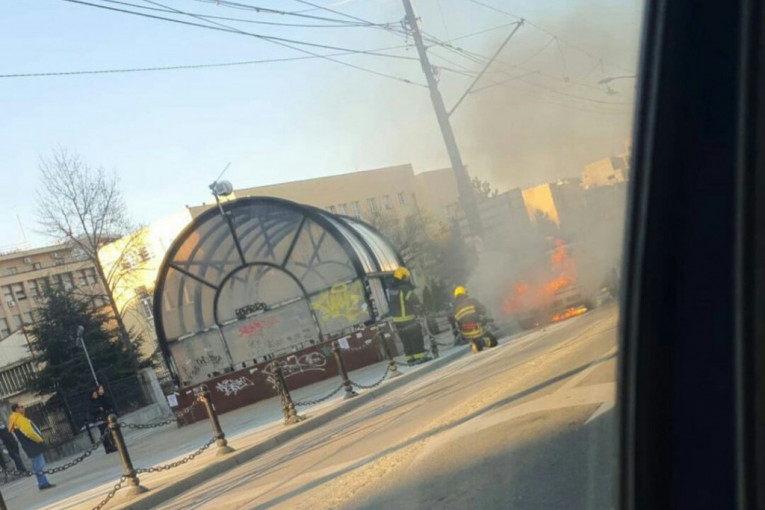Panika u centru Beograda: Zapalio se automobil tokom vožnje!