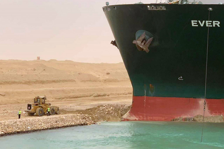 Suecki kanal potpuno "začepljen": Nasukani brod blokirao prolaz, akcija oslobađanja mogla bi da traje nedeljama (FOTO/VIDEO)